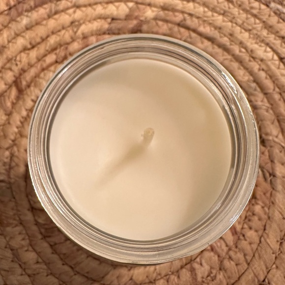 Bath & Body Works / White Barn Blackberries & Basil Single Wick 7oz Candle - Picture 2 of 2